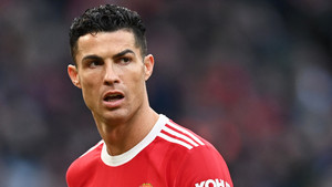 Ronaldo tố HLV Erik ten Hag khiêu khích, trách Man Utd phạt nặng