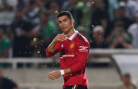 Báo Anh: Man Utd xem xét hủy hợp đồng, khởi kiện Ronaldo