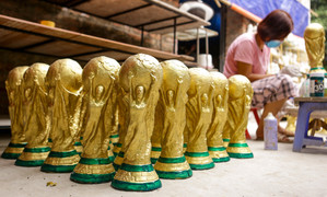 Xem người làng gốm Bát Tràng sản xuất cúp vàng World Cup 2022