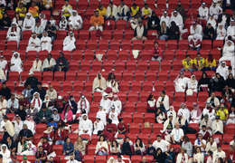 Qatar thua trận, cổ động viên chán nản bỏ về sớm