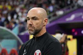 HLV thất thần, CĐV bỏ về sớm, Qatar vỡ mộng trong ngày ra mắt World Cup