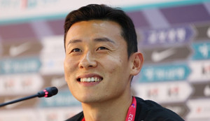 Hậu vệ Hàn Quốc thách thức Ronaldo