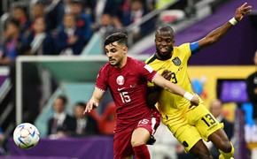 Qatar trở thành đội chủ nhà đầu tiên thua trận ra quân World Cup