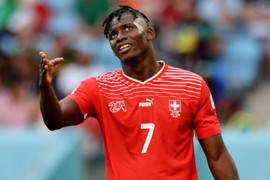 Cầu thủ Thụy Sĩ gốc Cameroon không ăn mừng khi ghi bàn hạ đội bóng quê hương
