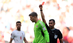 Thẻ đỏ đầu tiên của World Cup 2022 gợi nhớ nỗi ấm ức của tuyển Việt Nam