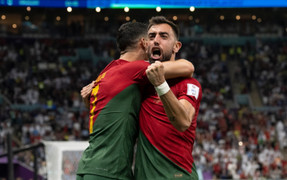 Bruno Fernandes tỏa sáng giúp Bồ Đào Nha đánh bại Uruguay, vượt qua vòng bảng