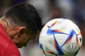 Ronaldo ăn mừng ghi bàn bằng sợi tóc, dân mạng đặt biệt danh mới nhái Maradona