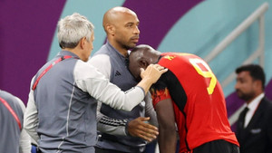 Lukaku tức tối đấm thủng khu kỹ thuật, gục vào Henry khóc nức nở