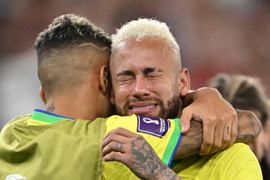 Neymar khóc nức nở, con trai cầu thủ Croatia an ủi