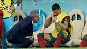 HLV Bồ Đào Nha: Ronaldo không hài lòng, không chấp nhận dự bị