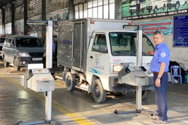 Tài xế ở phía Nam vẫn phải 'đội nắng, phơi sương' chờ đăng kiểm