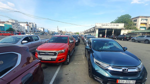 Tài xế ở phía Nam vẫn phải 'đội nắng, phơi sương' chờ đăng kiểm