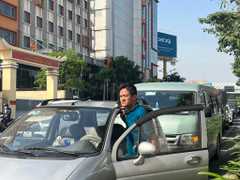 Tài xế ở phía Nam vẫn phải 'đội nắng, phơi sương' chờ đăng kiểm