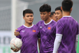 Tuyển Việt Nam đổi giày, làm quen sân cỏ nhân tạo ở Singapore