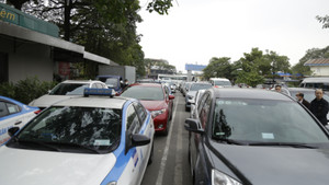 Tài xế chờ hơn nửa ngày đăng kiểm ô tô ở Hà Nội