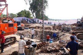 Bé trai lọt xuống trụ bê tông sâu 35m ở Đồng Tháp: Đang tiếp cận trụ thứ 3