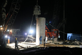 Bé trai lọt xuống trụ bê tông sâu 35m ở Đồng Tháp: Đang tiếp cận trụ thứ 3