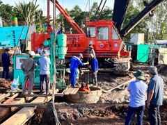 Bé trai lọt xuống trụ bê tông sâu 35m ở Đồng Tháp: Đang tiếp cận trụ thứ 3