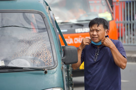 Tài xế ở phía Nam vẫn phải 'đội nắng, phơi sương' chờ đăng kiểm