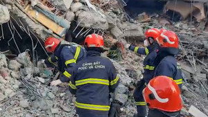 Cảnh sát kể phút vỡ oà khi nghe tiếng 'I'm fine' trong đống đổ nát ở Thổ Nhĩ Kỳ