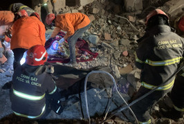 Cảnh sát kể phút vỡ oà khi nghe tiếng 'I'm fine' trong đống đổ nát ở Thổ Nhĩ Kỳ