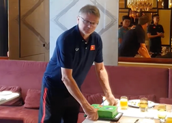 HLV Troussier đón sinh nhật đặc biệt cùng U23 Việt Nam