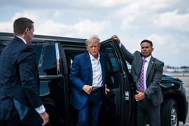 Hình ảnh ông Trump ra hầu toà