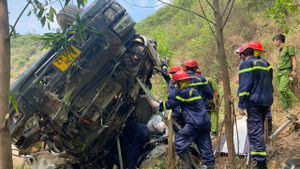 Lời kể của tài phụ vụ lật xe chở dưa ở Phú Yên khiến 9 người thương vong