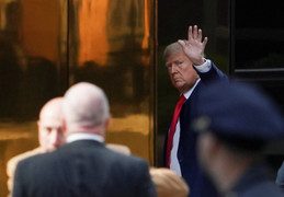 Hình ảnh ông Trump ra hầu toà