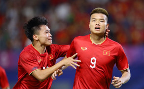 Chật vật thắng U22 Lào, U22 Việt Nam xếp sau U22 Thái Lan