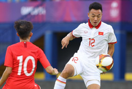 Tiền vệ U22 Việt Nam sút xa may mắn khiến thủ môn Singapore ngỡ ngàng
