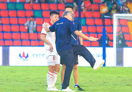 Cầu thủ U22 Việt Nam phản lưới, HLV Troussier dạy lại kỹ thuật ngay trên sân