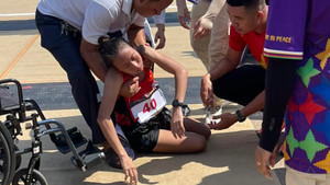 Nữ VĐV Việt Nam kiệt sức, ngất xỉu sau vạch đích SEA Games 32