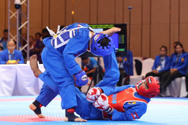 Võ sĩ Việt Nam tung đòn cực mạnh, VĐV Lào bất động trên sàn đấu