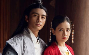 Fan Trung xếp hàng kín góc phố để vào quán phở của Chi Pu ở Thượng Hải