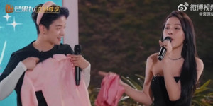 Fan Trung xếp hàng kín góc phố để vào quán phở của Chi Pu ở Thượng Hải