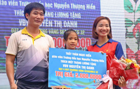 Nể phục Nguyễn Thị Oanh, thầy giáo ở TP.HCM tặng 1 tháng lương