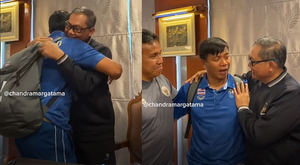 Trợ lý HLV U22 Thái Lan khóc nức nở, xin lỗi trưởng đoàn U22 Indonesia