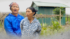 Bí ẩn bên trong ngôi nhà tôn xanh của gia đình 'âm binh'