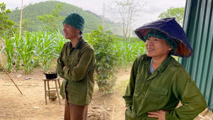 Bí ẩn bên trong ngôi nhà tôn xanh của gia đình 'âm binh'