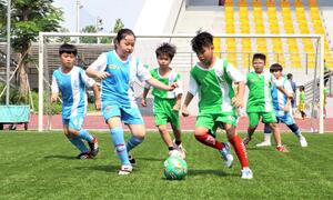 Những cô bé đam mê đá bóng trên sân chơi bóng đá học đường 2023