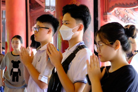 Người mẹ mang bức ảnh 'thần tượng K-Pop' đến cổng trường cổ vũ con thi tốt nghiệp