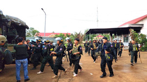 Thưởng nóng lực lượng truy bắt 3 kẻ bị truy nã vụ tấn công trụ sở xã ở Đắk Lắk