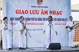 Thủy thủ tàu sân bay Mỹ trải nghiệm nấu món xứ Quảng, ăn bánh mì Việt 