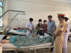 Tai nạn trên cao tốc Nha Trang - Cam Lâm: Đưa thi thể 2 nạn nhân khỏi hiện trường