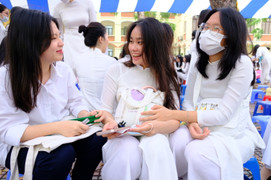 Lọt đề Văn, Toán tốt nghiệp: Đình chỉ 2 thí sinh, 6 cán bộ dừng nhiệm vụ coi thi