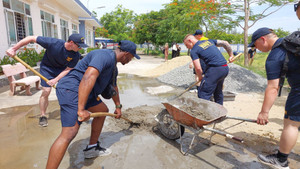 Thủy thủ tàu sân bay Mỹ trải nghiệm nấu món xứ Quảng, ăn bánh mì Việt 