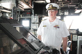 Thủy thủ tàu sân bay Mỹ trải nghiệm nấu món xứ Quảng, ăn bánh mì Việt 