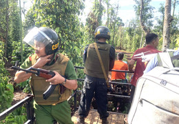 Thưởng nóng lực lượng truy bắt 3 kẻ bị truy nã vụ tấn công trụ sở xã ở Đắk Lắk