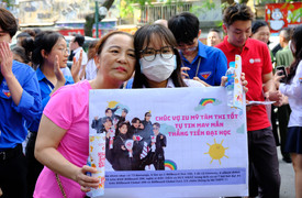 Người mẹ mang bức ảnh 'thần tượng K-Pop' đến cổng trường cổ vũ con thi tốt nghiệp